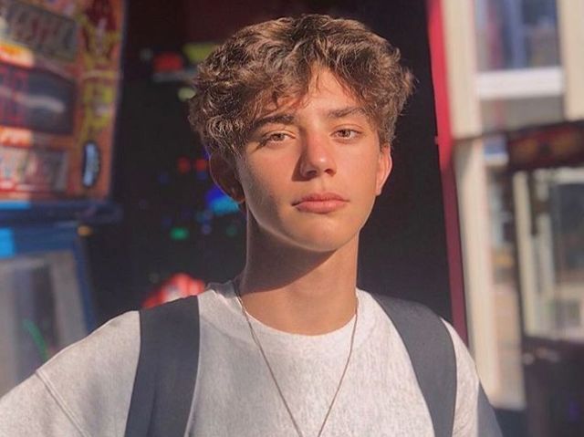 Lucca:
ele é um pouco
mais velho que você, ama ler, tirar fotos.