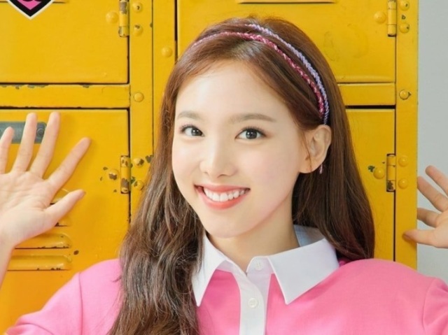 Nayeon.