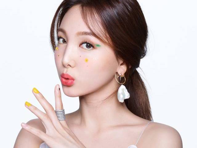 Nayeon.
