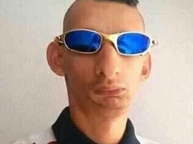 Ele é lindo🥰(mas todas suas amigas acham ele feio😔)