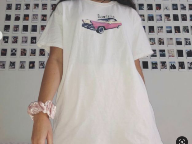 Sua roupa,uma blusa branca que o JĂŁo tinha te dado (emprestado,mas vocĂȘ ficou com ela kkkk),e um short por baixo
