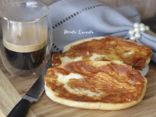 pão com requijão na chapa com café