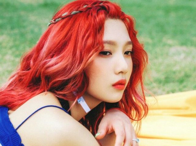 Joy, cabelo vermelho