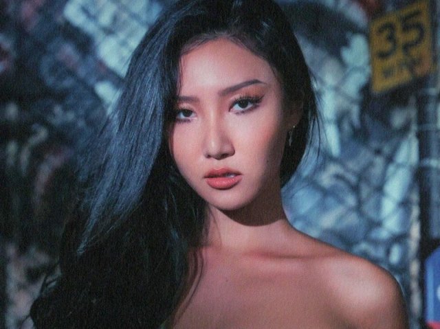 Hwasa, cabelo preto