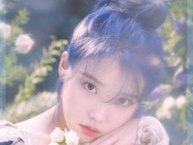 IU, cabelo azul