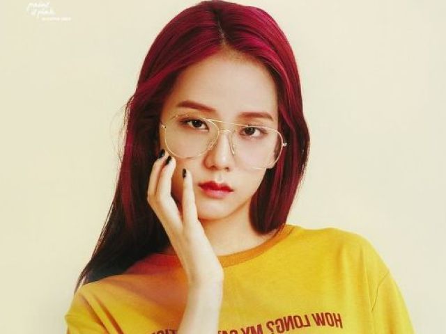 Jisoo, cabelo vermelho-roxo