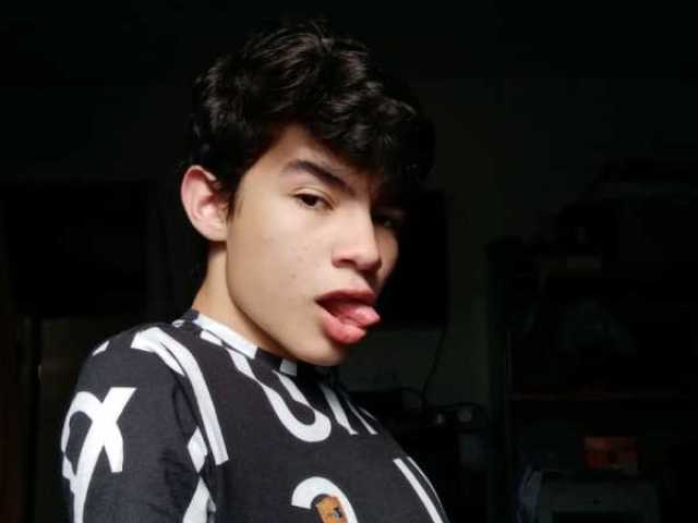 Hendrick - Eu, me, I, vamos falar de mim, sou lindo e isso que importa, a beleza e a cara do grupo, digamos que... eu sou o rosto bonito que ilumina, todo mundo me ama, todo mundo me quer kkk (help me :,V)