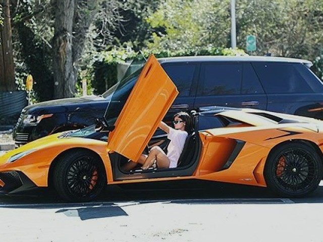 só carros da Kyle Jenner
aí amooo