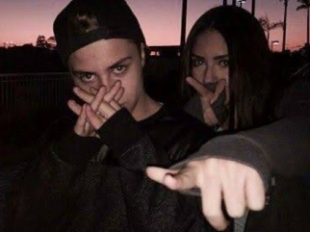 Gente meu amor ai tira o olho rapá
Luka:👍
Maicon👍
Mike:nem fl mais cmg tlgd
Res :mike meu amor eu amo vc nem vem com essa
Leo:minha rapariga tem como n gosta de ti?
Res:n eu sou um amorrr
Leo:vdd vdd te fala vou dormi na tua casa hj
Res:deixa a janela aberta kkk
Tds os pias curtiram o comentario meu e do leo kk
Mais nem falei q ele é gay deixa pega fogo kkk
