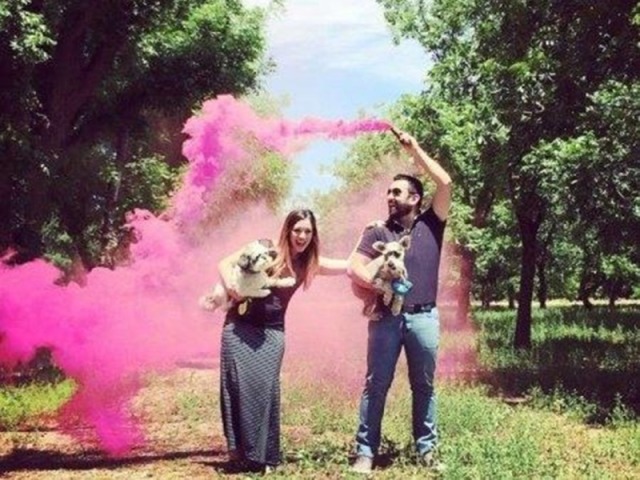 Com fumaça colorida (azul ou rosa)