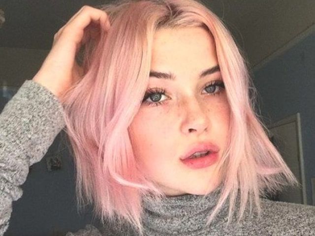 Cabelo rosa curto