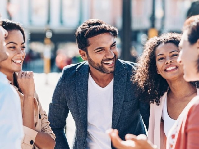 Você consegue ouvir várias conversas ao mesmo tempo e prestar atenção nela juntamente.