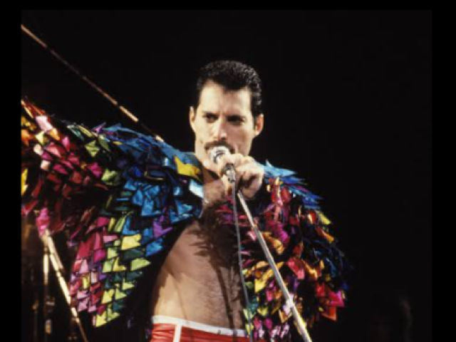 Freddie Mercury, sério, se tu apertar aqui é demente!