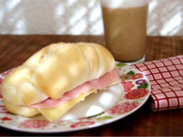 Pão com presunto e queijo,e café com leite😍