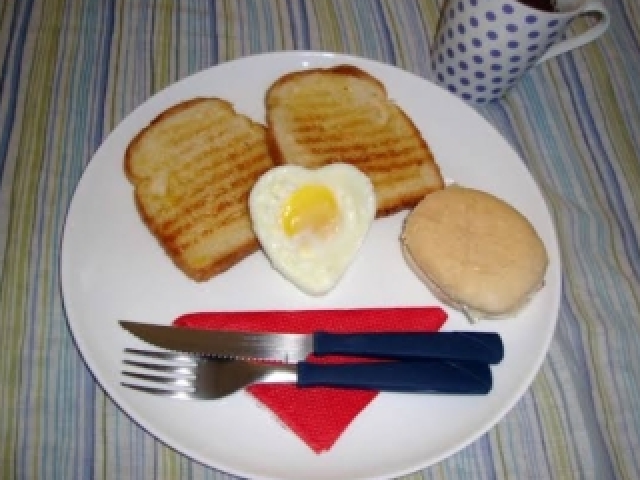 Pão na chapa,ovo,biscoitão e café😋