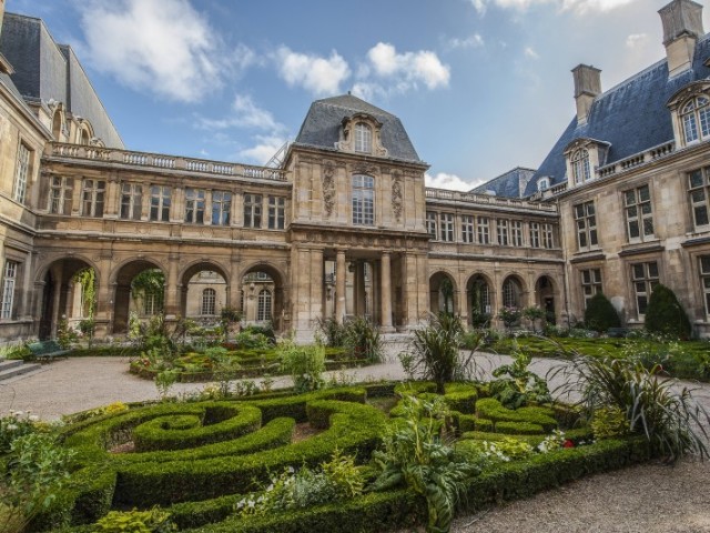 Visiter des musées, des églises et des jardins