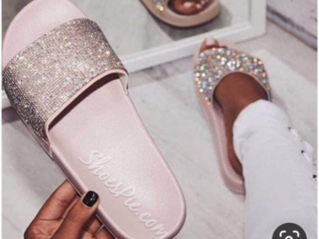 Chinelo rosa com parte de glitter