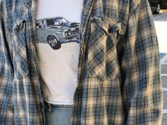 Essa cortou muito, mas é uma calça jeans com um blusão por dentro da calça e uma camisa xadrez grande.