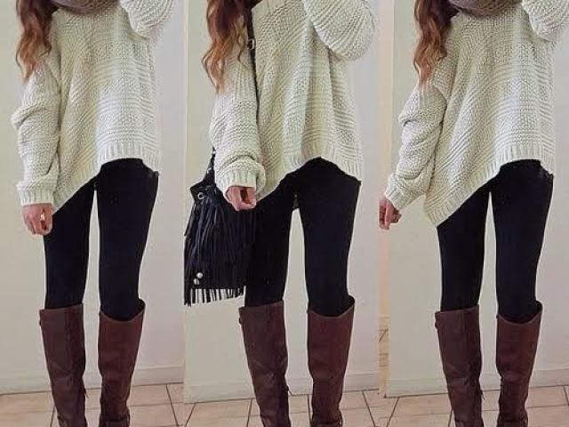 Sweater branco com uma calça legging, um cachecol grande e botas altas.