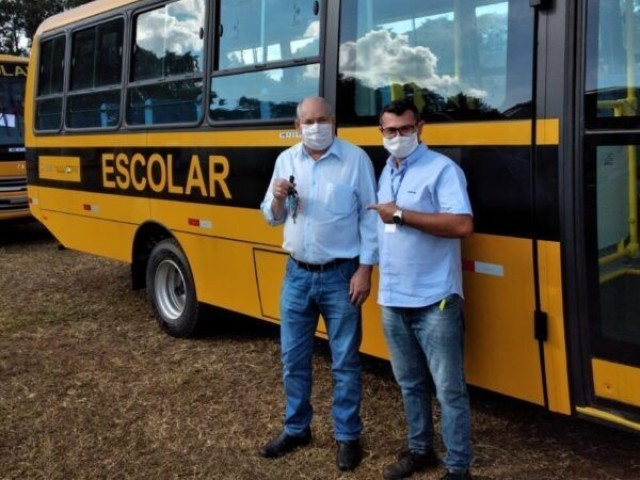 Eles vão com o ônibus escolar