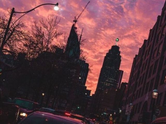 Essa foto famosa de uma cidade grande com o pôr-do-sol no céu.