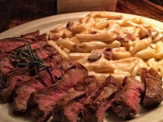 Macarrão com molho branco e tiras de carne!