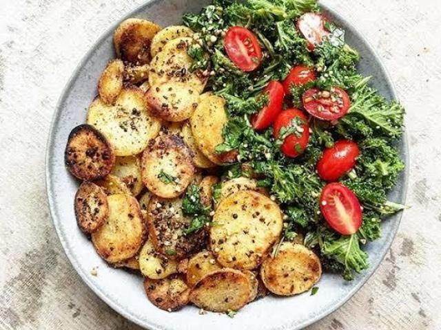 Salada com tomates cereja e batatas assadas com orégano!