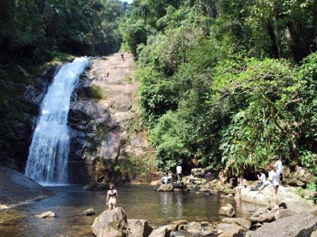 cachoeira e churrasco