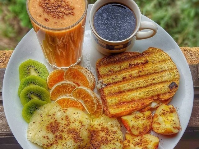 Pão, fruta, café, suco, tudo junto.