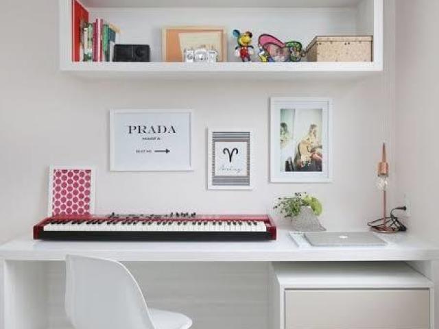 Com um piano 
Vocês sabem toca piano?