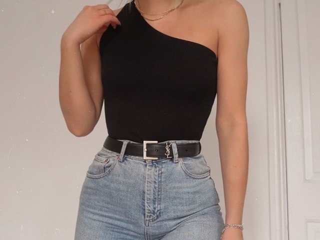 É uma calça colada no corpo
Bem mais simples né