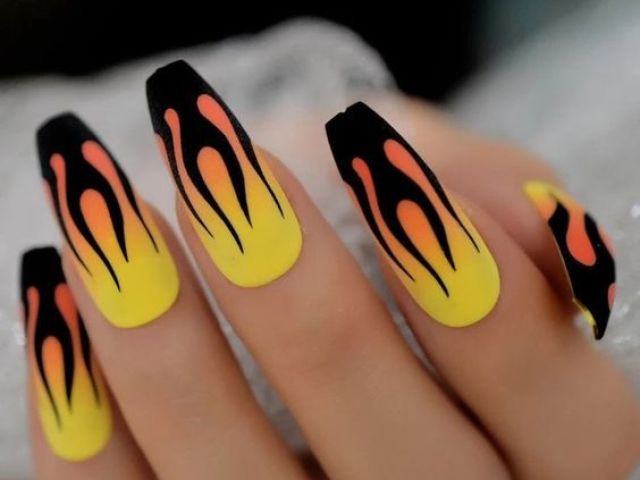 unhas pretas com decoração