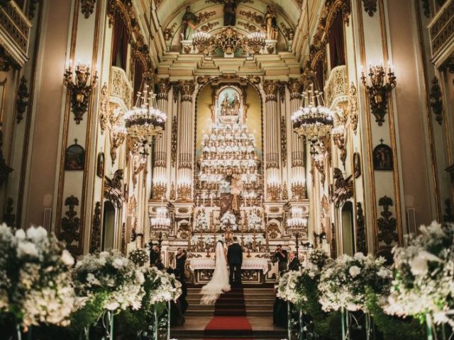 Na igreja, porque sempre sonhei entrar vestida de noiva numa igreja.