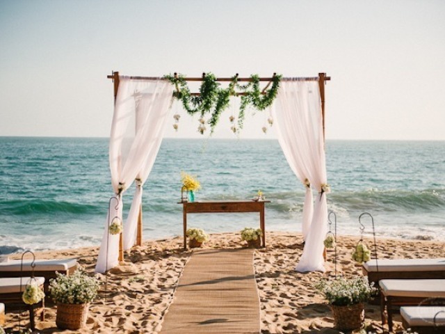 Uma casamento na praia simples e bonito.