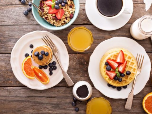 Básica com frutas e cafe 😋😚