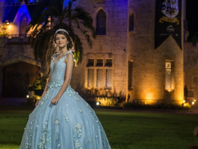 Algo glamouroso, gosto de chamar a atenção, gostaria que fosse num castelo com decorações dignas de uma princesa