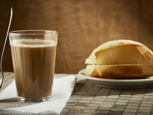 Só um pão com café.