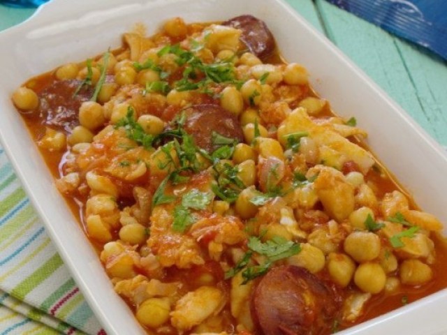 Bacalhau guisado com grão, tomate e chouriço e arroz