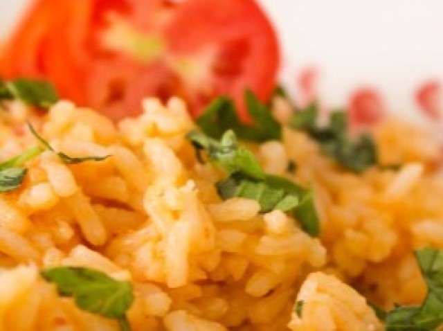 Arroz de tomate com manjericão