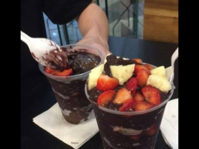 Comendo açaí olhando riverdale