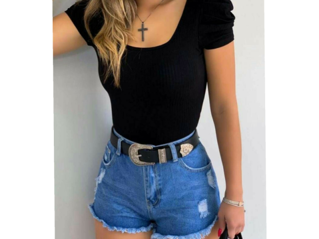 Roupa da Agatha
Salto preto grosso