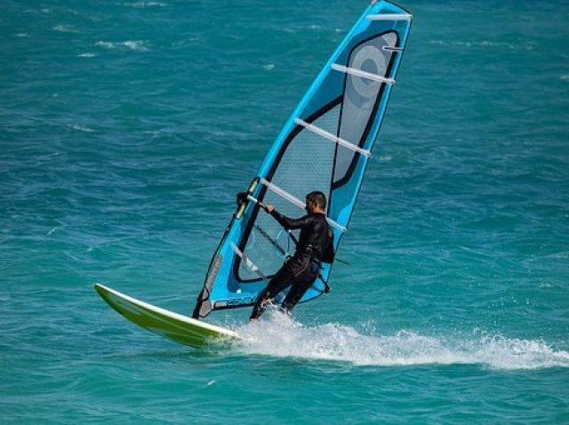 Praticar windsurf