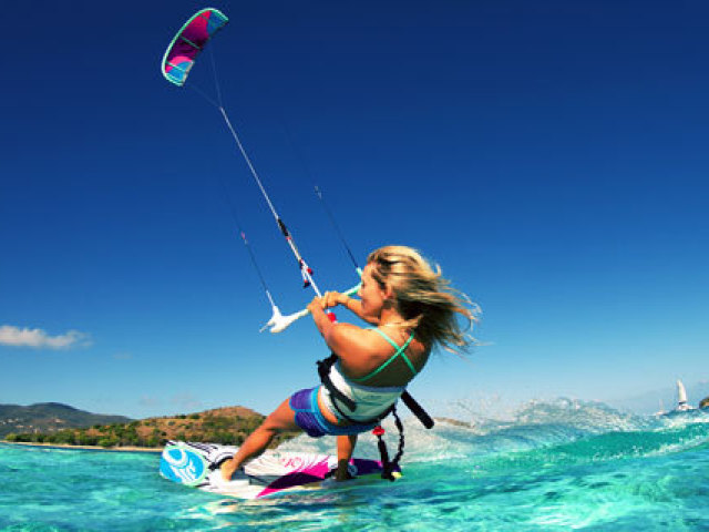 Praticar kitesurf