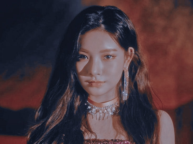 ꒦꒷ EVERGLOW - Yiren