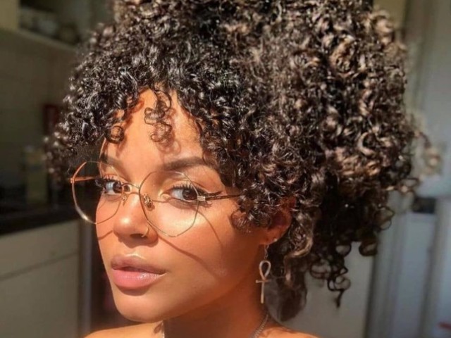 Make super básica e cabelo cacheado