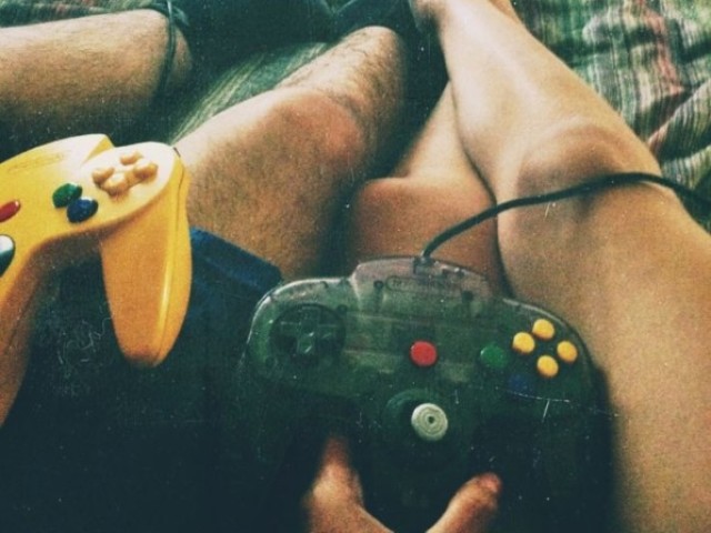 Jogam video-game juntos