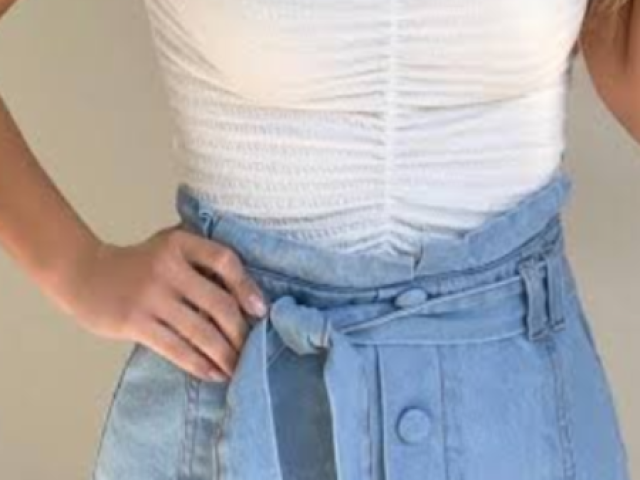 Uma blusa branca com um short saia jeans claro com um colar de coração ( confortável mas sem perder o estilo!)