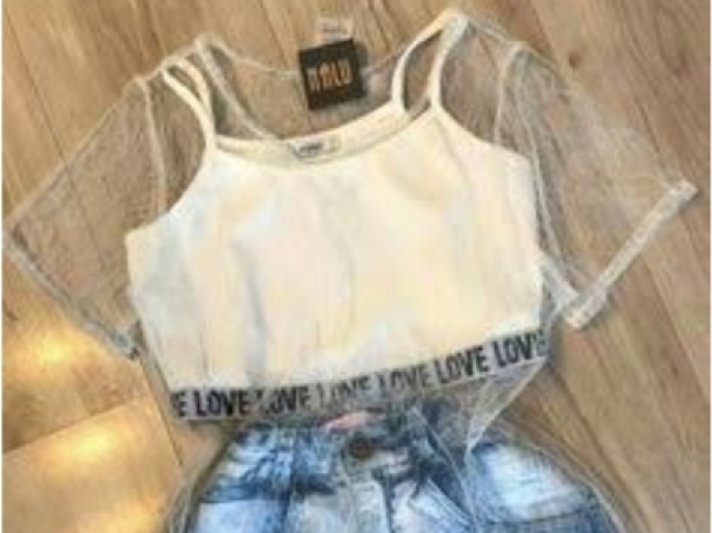 Desculpa pela imagem cortada mas e um short jeans e um all Star branco