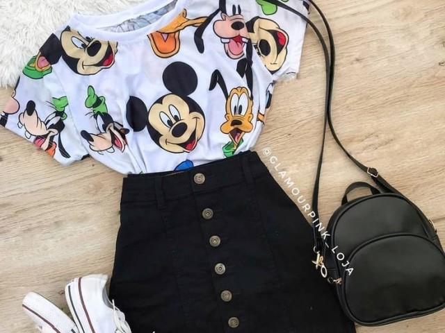 Uma blusa do Mickey,com uma saia preta não tão curta e um tênis branco (sem a bolsa)