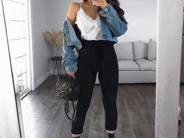 blusa branca, calça preta, bota e jaqueta jeans.